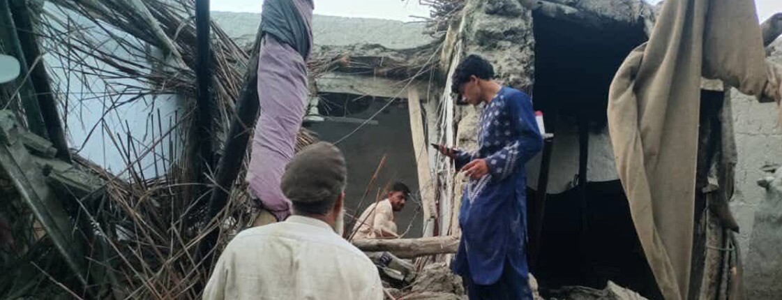 Erdbeben Afghanistan 2025 Menschen nach einem Erdbeben in den Trümmern eines Hauses.