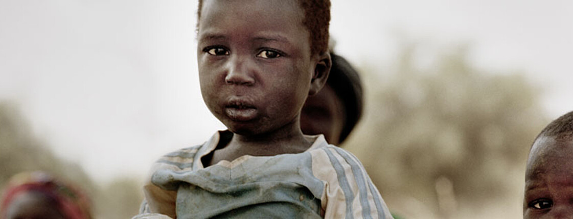 Afrikanisches Kind mit Trinkwasserflasche