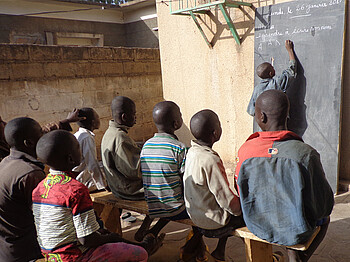 Eine Gruppe Jugendlicher im Unterricht.