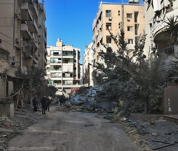 Ein zerstörter Straßenzug in Libanon, zerbombte Gebäude, Trümmer.