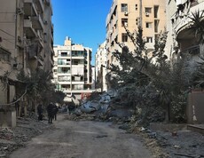 Ein zerstörter Straßenzug in Libanon, zerbombte Gebäude, Trümmer.