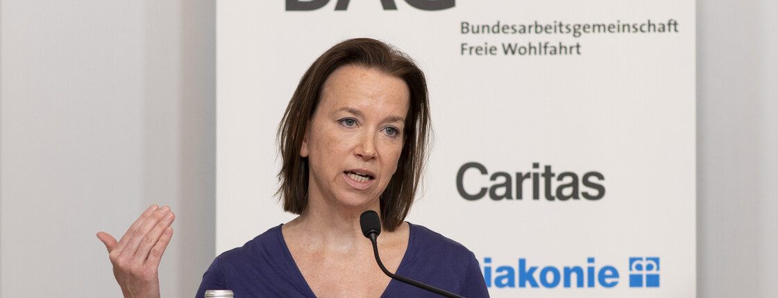 Caritas-Generalsekretärin Anna Parr spricht auf der Pressekonferent der BAG zum Thema Pflege und Betreuung