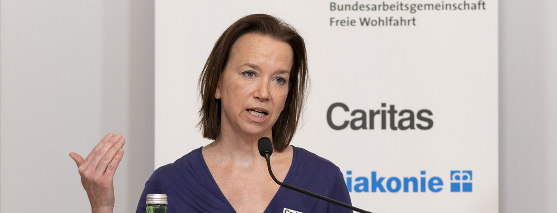 Caritas-Generalsekretärin Anna Parr spricht auf der Pressekonferent der BAG zum Thema Pflege und Betreuung