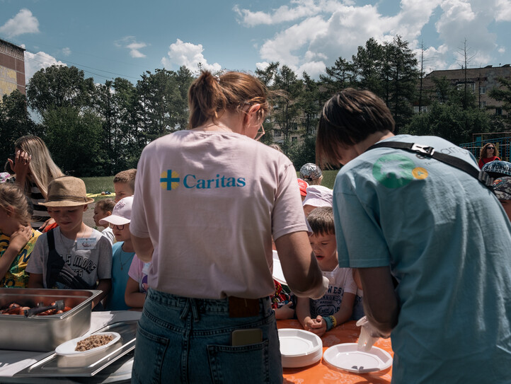 Ukraine-Krieg: Kolleginnen einer Caritas-Partnerorganisation bei einem Sommercamp für Kinder.