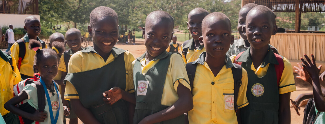 Vier Schüler*innen der Lologo Schule im Südsudan
