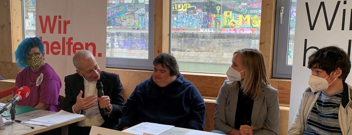 Caritas Präsident stellt gemeinsam mit 3 Interessenvertreter*innen und Caritas-Projektleiterin Barbara Schiller die Ergebnisse der Umfrage zu Inklusion am Arbeitsmarkt vor.