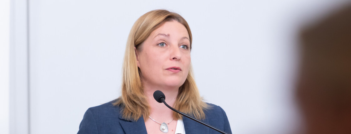Caritas-Präsidentin Nora Tödtling-Musenbichler spricht vor Medien