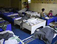 Eine Ruheraum mit Betten für kleinere Kinder