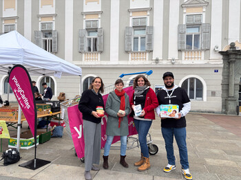 Marion Auer-Fercher, kaufmännische Geschäftsführerin der Caritas Kärnten und youngCaritas-Mitarbeiter*innen präsentieren Lebensmittel- und Hygieneartikel bei der youngCaritas-Sammelaktion am Neuen Platz in Klagenfurt.