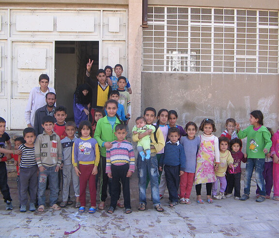 Eine Gruppe von Kindern und Jugendlichen vor einem Gebäude