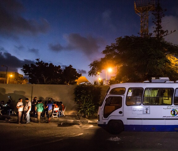 Der Streetwork Betreuungsbus ist oft der erste Kontakt zwischen Straßenkindern und der Caritas.  Ein alter Bus auf einer Straße in Alexandria bei Nacht