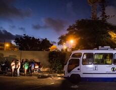 Der Streetwork Betreuungsbus ist oft der erste Kontakt zwischen Straßenkindern und der Caritas.  Ein alter Bus auf einer Straße in Alexandria bei Nacht