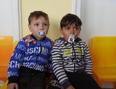 Kleinkinder mit Schnuller in einer Kindertagesstätte in Bulgarien