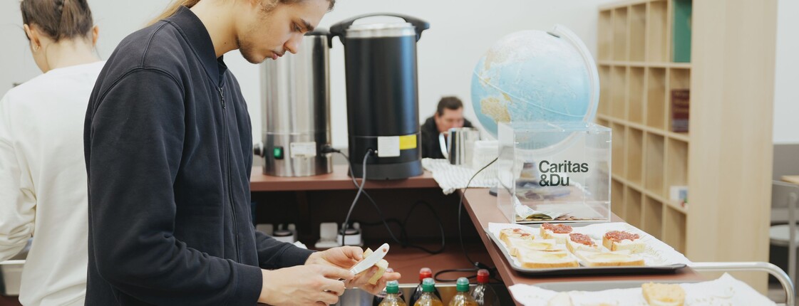 Junger Mann bei Jausenzubereitung