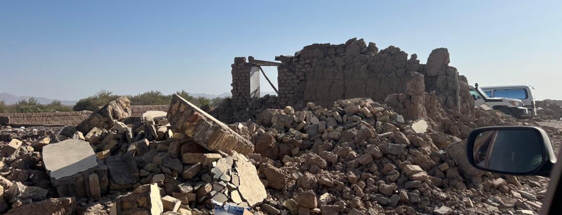 Ein Haus in Trümmern nach einem Erdbeben