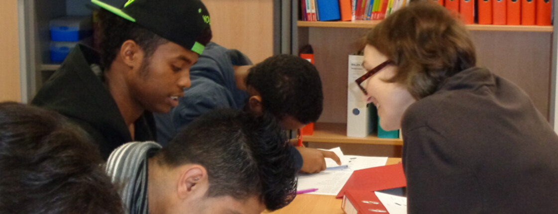 Jugendliche beim Lernen