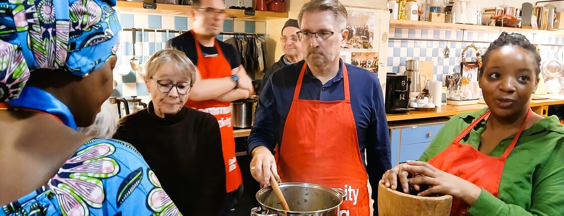 6 Personen kochen Kongolesiches Eseen Zusammen