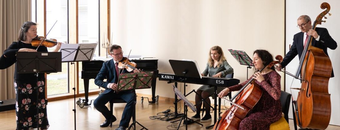 Fünf Musiker geben in einem Saal des Hauses der Musik ein Konzert.