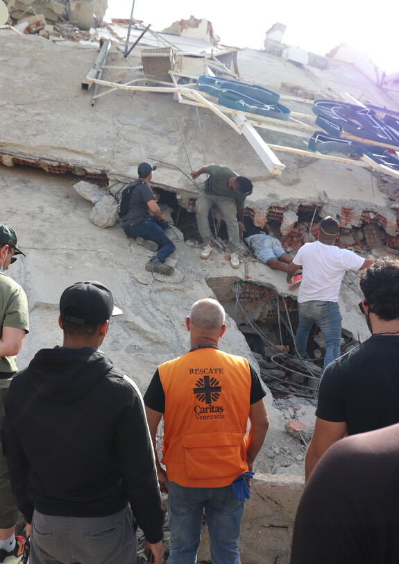 Caritas-Helfer*innen begleiten Rettungseinsatz an einem eingestürzten Gebäude nach dem Erdbeben in Venezuela.