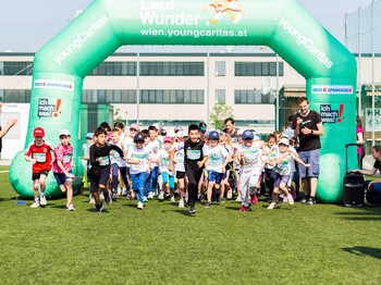 Kinder und Jugendliche starten für das youngCaritas LaufWunder