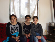 Messi mit seiner Mutter und einer seiner Schwestern im Wohnzimmer und gleichzeitig Küche der Familie.