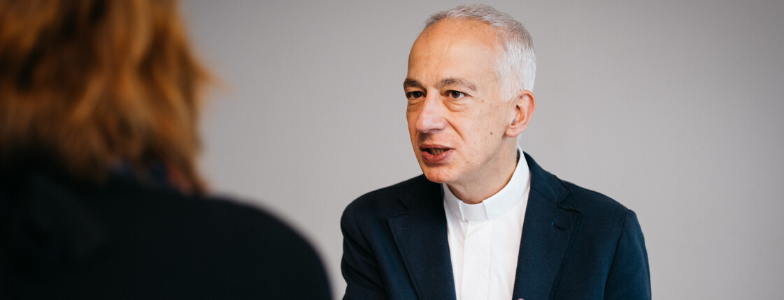 Caritas Präsident Michael Landau im Gespräch