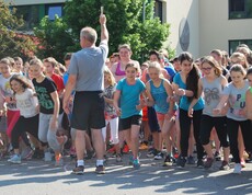 Eine Gruppe von Jugendlichen startet bei einem Lauf