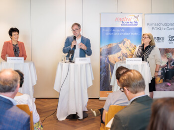 BOKU-University-Rektorin Eva Schulev-Steindl, Caritas Österreich-Vizepräsident Alexander Bodmann und Elisabeth Kneissl-Neumayer, Geschäftsführerin von Kneissl Touristik, stellen die Klimaschutzplattform BOKU x Caritas vor.