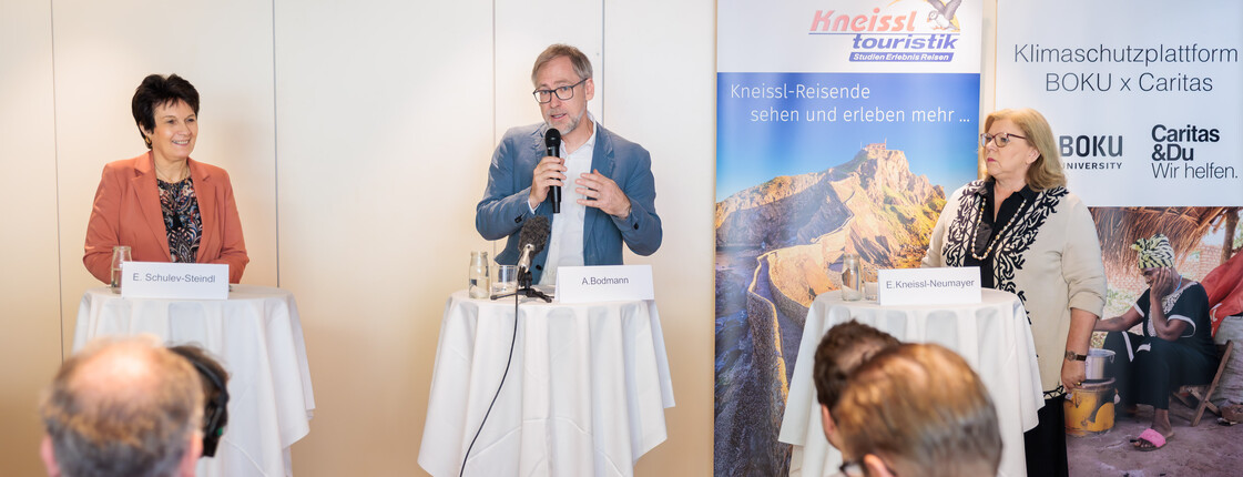 BOKU-University-Rektorin Eva Schulev-Steindl, Caritas Österreich-Vizepräsident Alexander Bodmann und Elisabeth Kneissl-Neumayer, Geschäftsführerin von Kneissl Touristik, stellen die Klimaschutzplattform BOKU x Caritas vor.