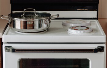 Alte Haushaltsgeräte kostenlos gegen energieeffiziente Modelle austauschen © Unsplash Ein Herd mit einem Topf und einer Pfanne in einer Küche.