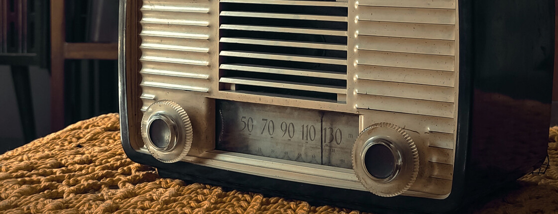 Historisches Radio als Symbol für Musik und Erinnerungsarbeit bei Demenz.