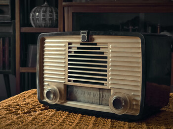 Historisches Radio als Symbol für Musik und Erinnerungsarbeit bei Demenz.