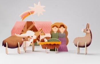 Papierkrippe mit Maria, Josef, dem Jesuskind und Tieren vor einem Stall