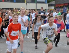 Jugendliche laufen