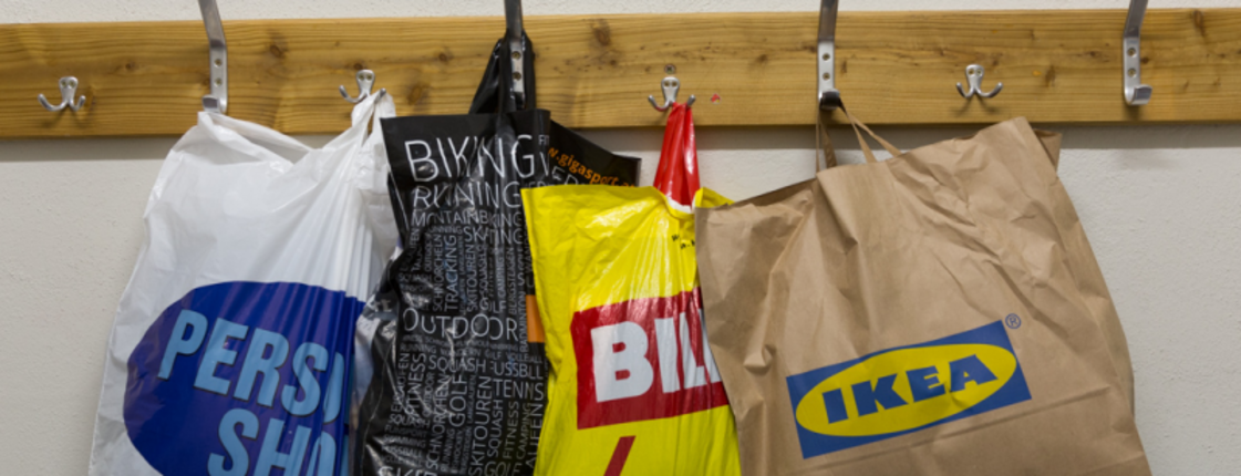Plastiksackerl auf Garderobe