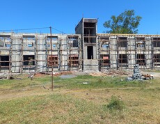 Blick auf den Rohbau des neuen Schulgebäudes. 