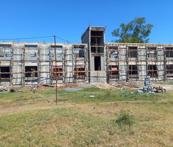 Blick auf den Rohbau des neuen Schulgebäudes. 