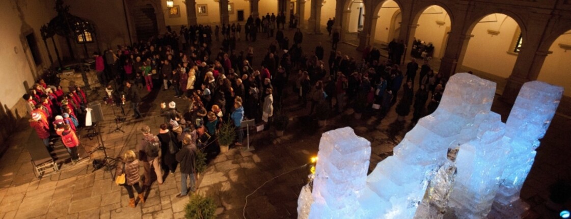 Der Superar-Chor singt am 17. 12. 2016 im Grazer Landhaushof