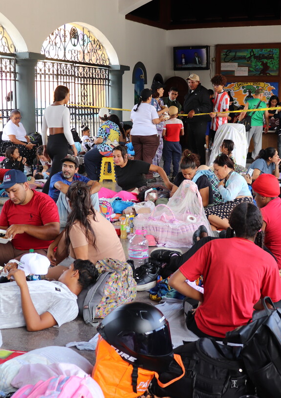 Familien mit Kindern in einer Caritas-Notunterkunft nach dem Erdbeben in Caracas, Venezuela.