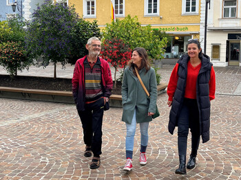 PlauderWege in St.Veit Drei Personen spazieren plaudernd beim gemeinsamen Spazierengehen.