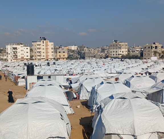 Zelte reihen sich dicht aneinander in einem großen Camp für Binnenvertriebene.