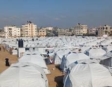 Zelte reihen sich dicht aneinander in einem großen Camp für Binnenvertriebene.