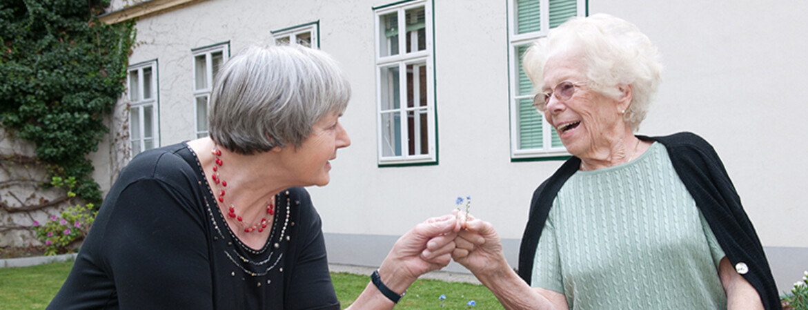 Bewohnerinnen im Haus Baden bei der Gartenarbeit