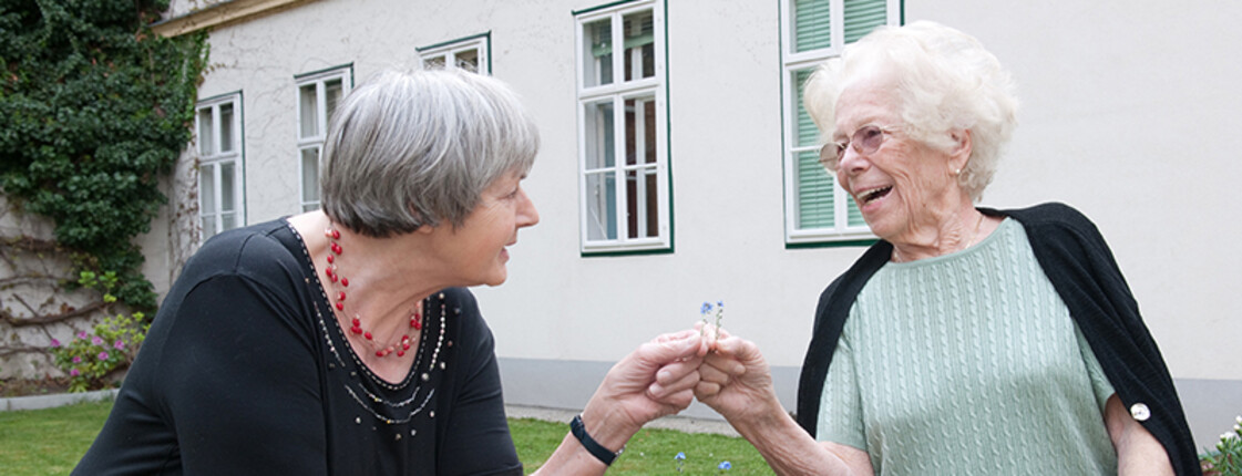 Bewohnerinnen im Haus Baden bei der Gartenarbeit Bewohnerinnen im Haus Baden bei der Gartenarbeit