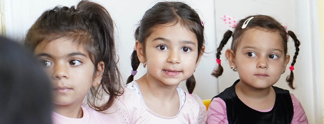 Drei Kinder in der Kindertagesstätte Fakulteta