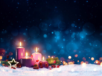 4 brennende Kerzen in unterschiedlichen Lila-Tönen daneben als Dekoration ein Stern in weiß/Gold und ein Tannenästchen mit Hagebutten verstreut. Auf einem Boden aus Schnee. Hintergrund dunkelblauer Himmel mit unterschiedlich leuchtenden Lichtpunkten