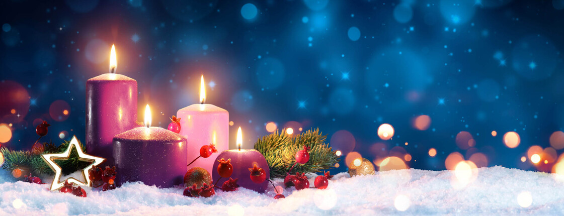Advent im Bereich Menschen mit Behinderung  4 brennende Kerzen in unterschiedlichen Lila-Tönen daneben als Dekoration ein Stern in weiß/Gold und ein Tannenästchen mit Hagebutten verstreut. Auf einem Boden aus Schnee. Hintergrund dunkelblauer Himmel mit unterschiedlich leuchtenden Lichtpunkten