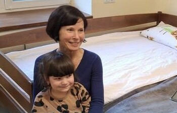 Mutter mit Kind spricht mit Caritas Mitarbeiter*in