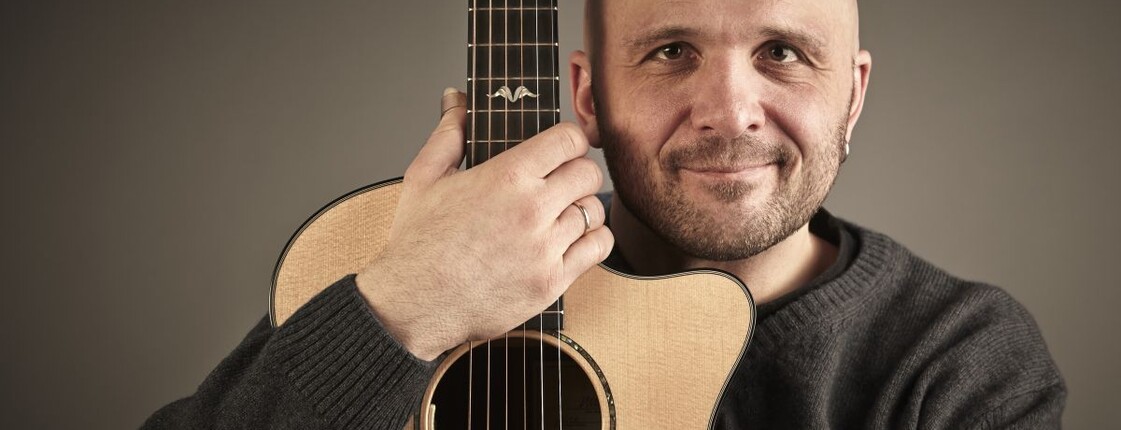 Martin Moro mit Gitarre