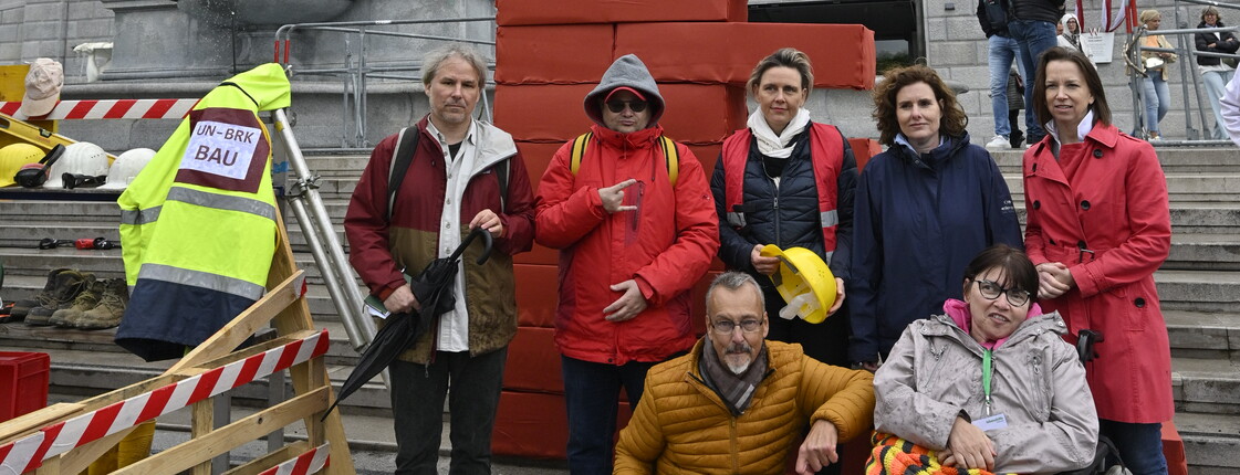 Vertreter*innen der Caritas und Teilnehmende an der Aktion "Baustelle Inklusion" befinden sich für ein Gruppenfoto vor dem Parlament